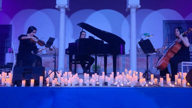 Música de Velas interpreta Rolling In The Deep en el Palacio de Peñaflor de Écija