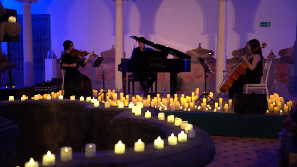 El trío de Música de Velas —violín, piano y violonchelo— entre mil velas LED